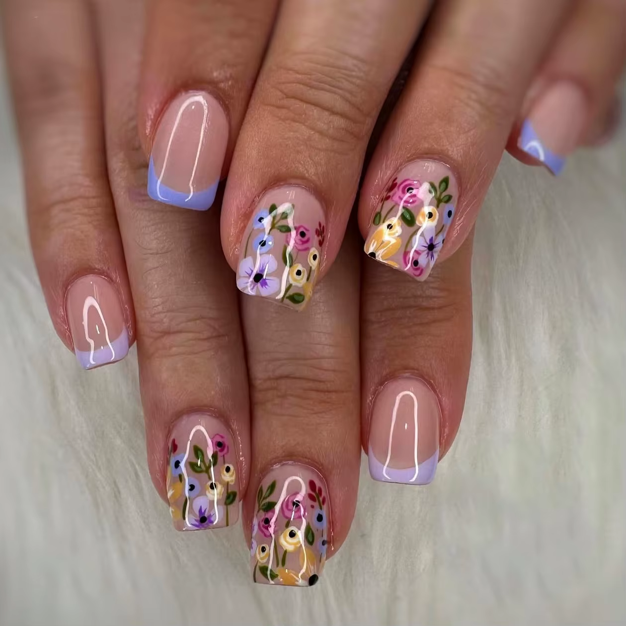 24 faux ongles courts carrés à presser avec motif floral simple pour femme, réutilisables, couvertur