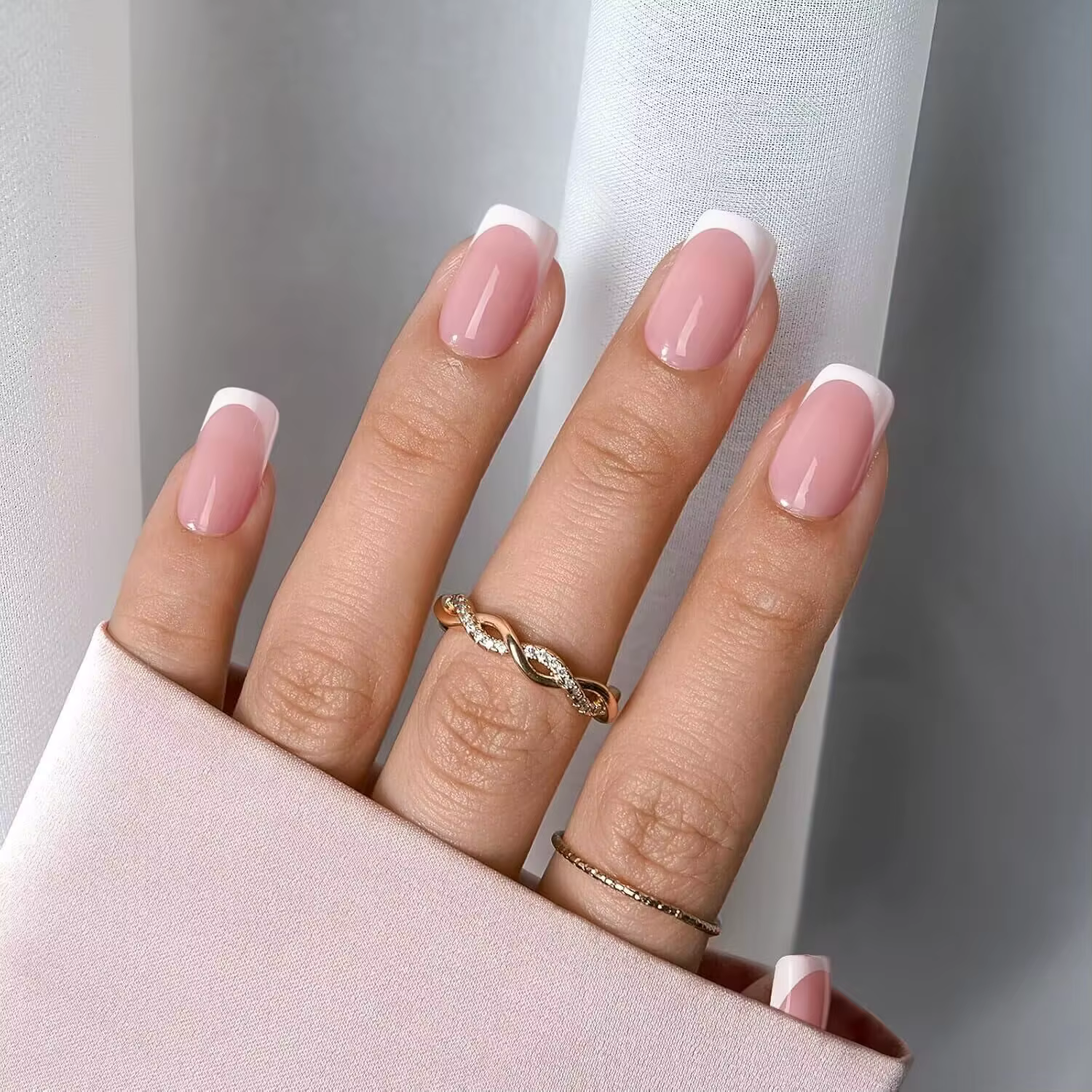 24 pièces d'ongles minimalistes français courts avec 1 gelée et 1 lime à ongles