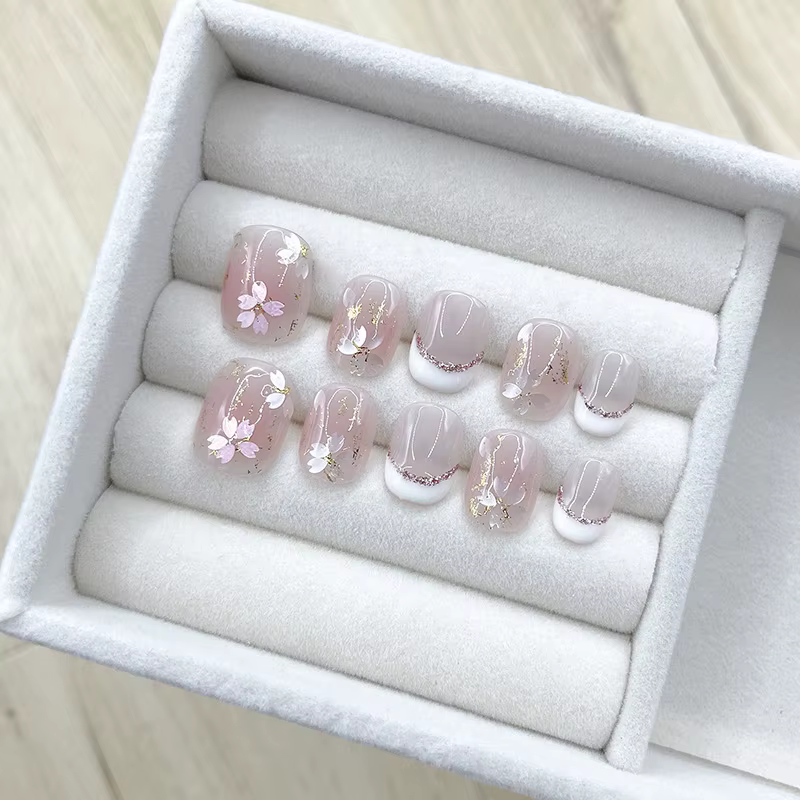 Faux ongles faits à la main, rose doux, avec fleurs de cerisier et accents de paillettes, pointe fra
