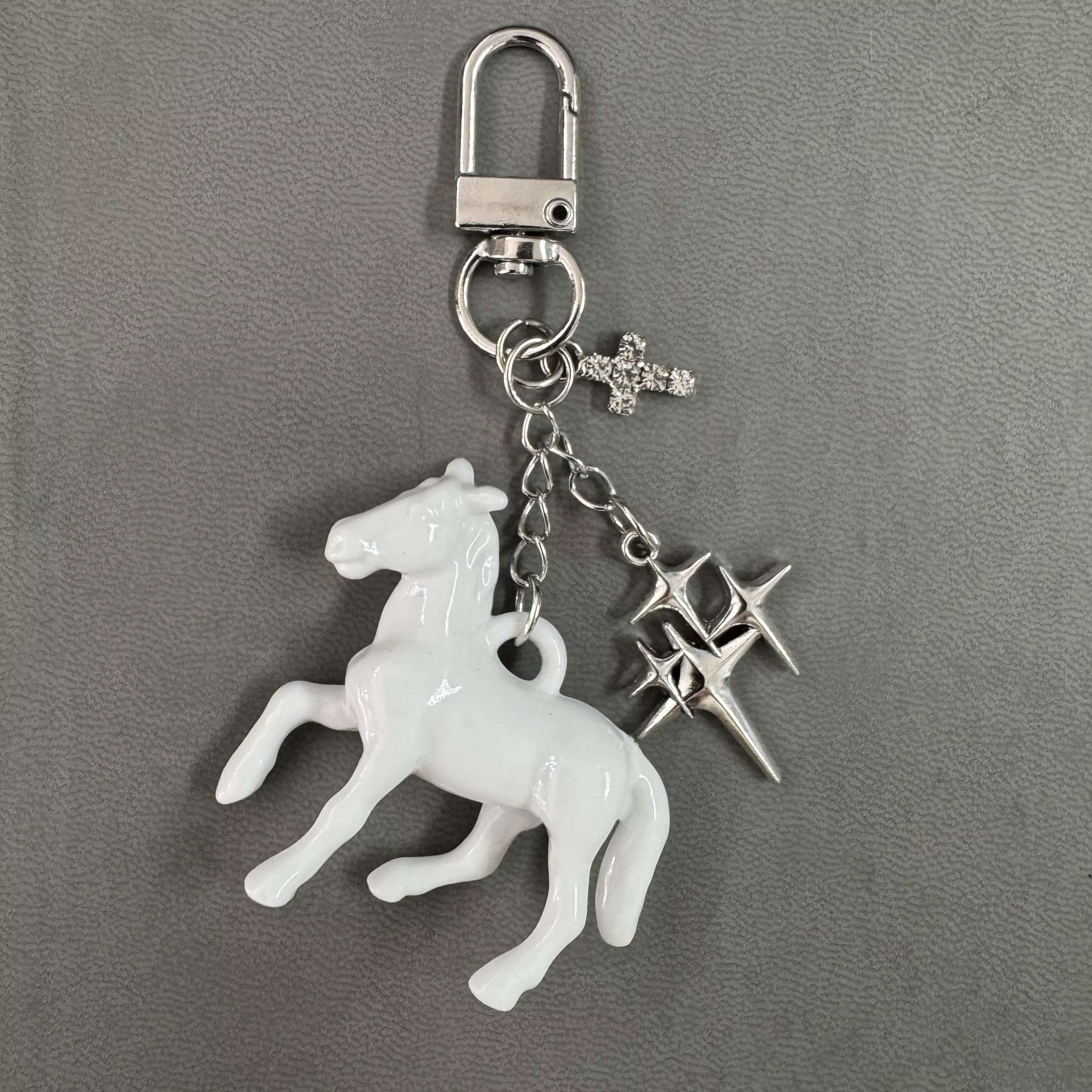 Porte-clés en acrylique pour femmes, mignon, Animal de dessin animé, stéréoscopique, petit cheval, m