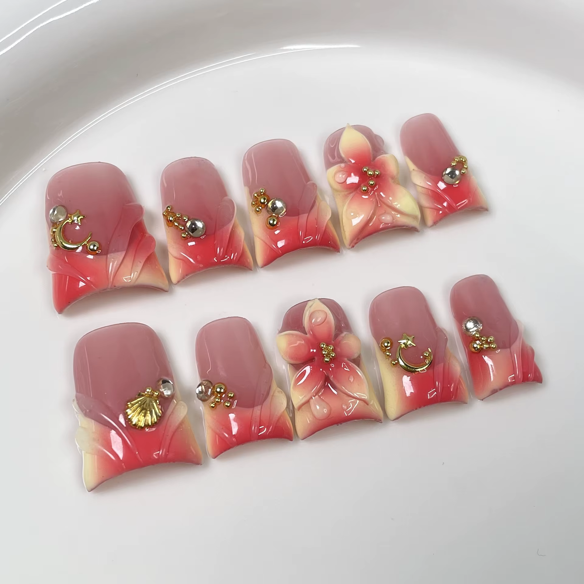 10 pièces français canard Bill faux ongles 3D coeur rubis Nail Art métal strass à la main presse sur