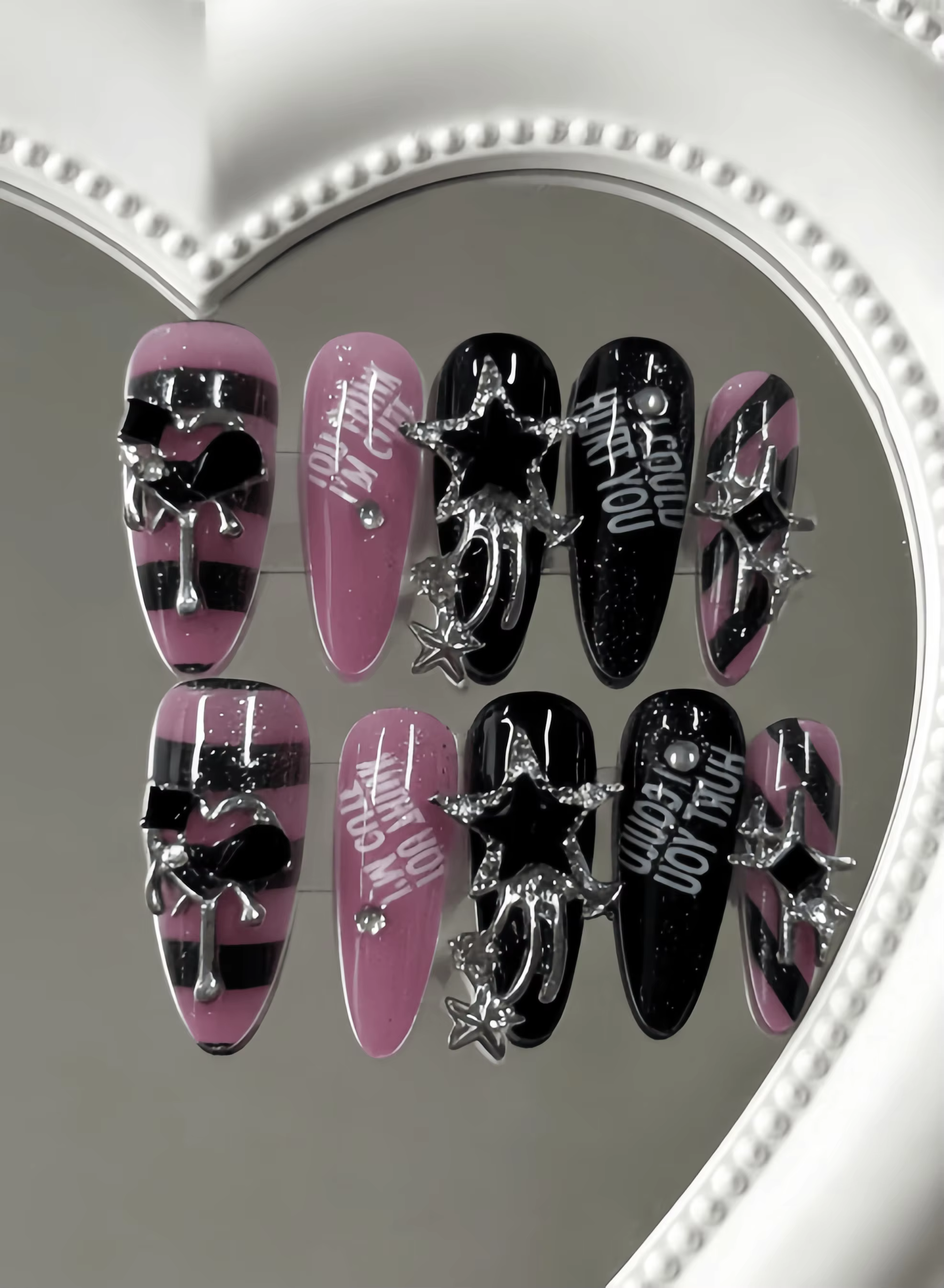10 faux ongles en forme d'amande, de longueur moyenne, noirs et roses, style Y2K, avec des motifs ra