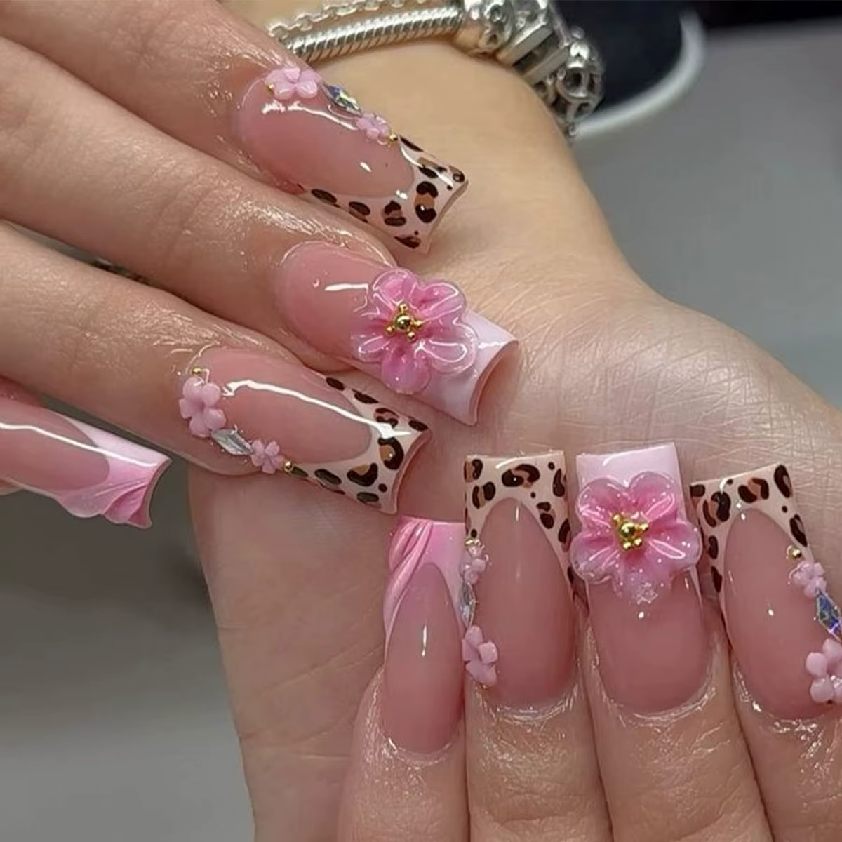 Faux ongles longs et carrés à pression française imprimé léopard avec perles dorées 3D colle à fleur