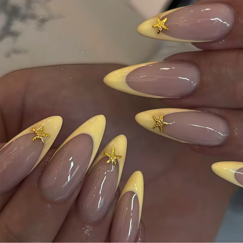 24 faux ongles style patch, motif étoile de mer, avec délicat nail art français couleur jaune crème