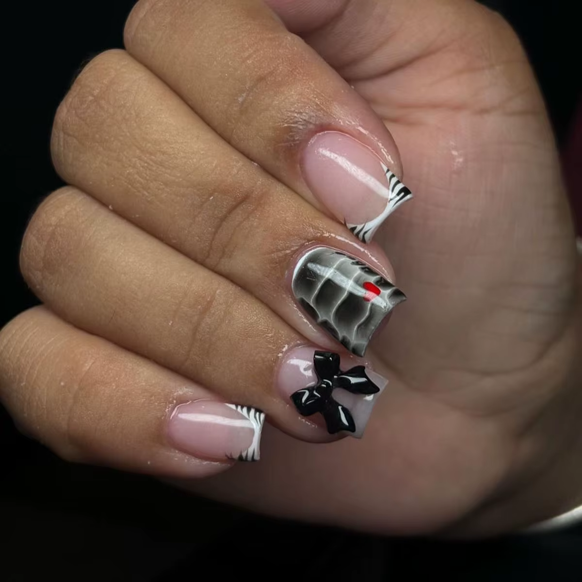 24 faux ongles français imprimé léopard, motif floral marron, courts et carrés, avec design diamant,