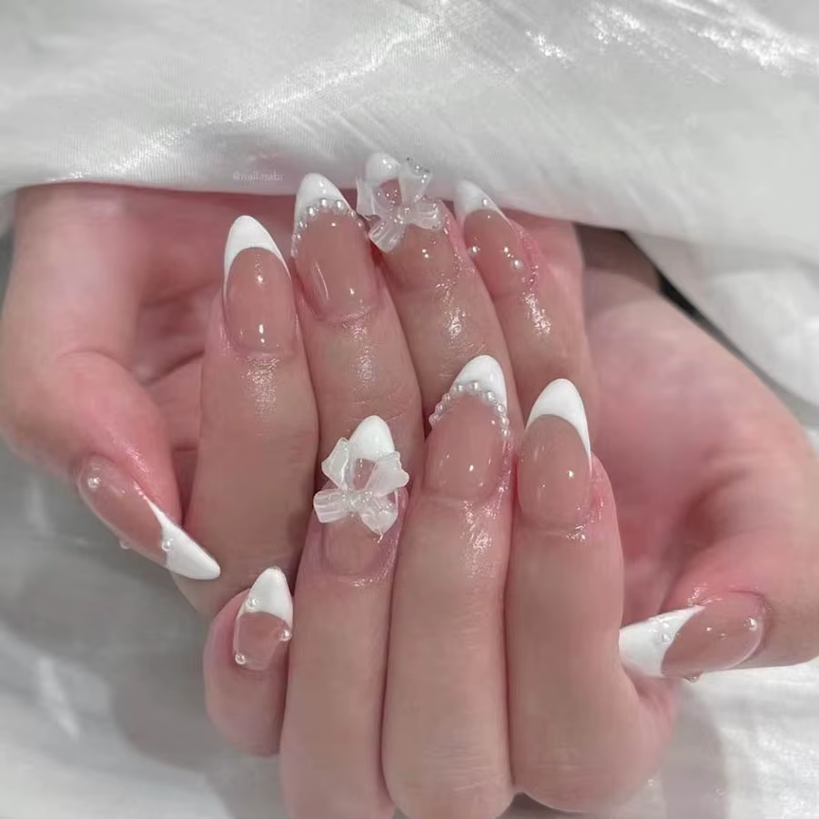 Presse française blanche sur les ongles, modèles de nœud papillon 3D, couleur chair, faux ongles por