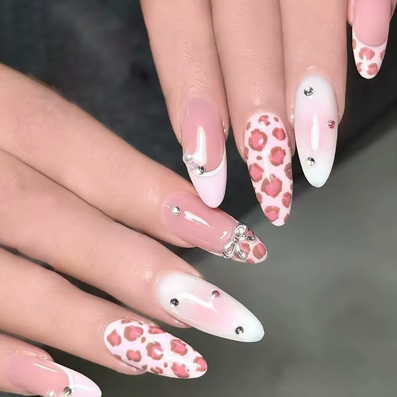 24 faux ongles à presser en amande rose imprimé léopard, avec nœud papillon et strass, style françai