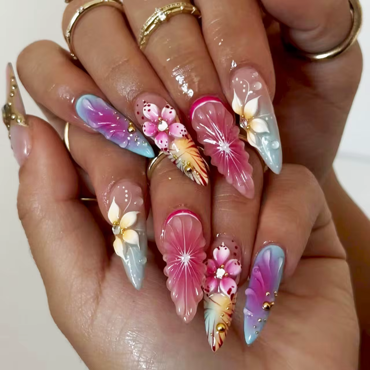Faux ongles moyens pour femmes et filles, design fleurs 3D en relief, strass, perles métalliques, co