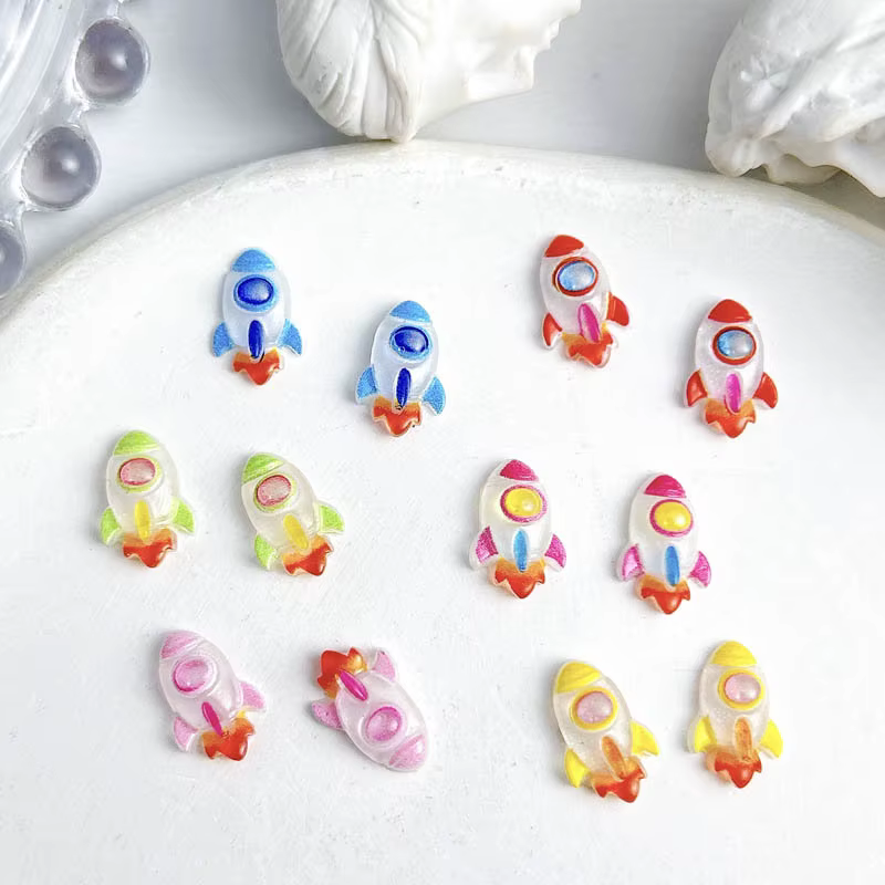 Breloques à ongles en résine 3D colorées, fusées peintes, série spatiale, décorations d'art d'ongle,