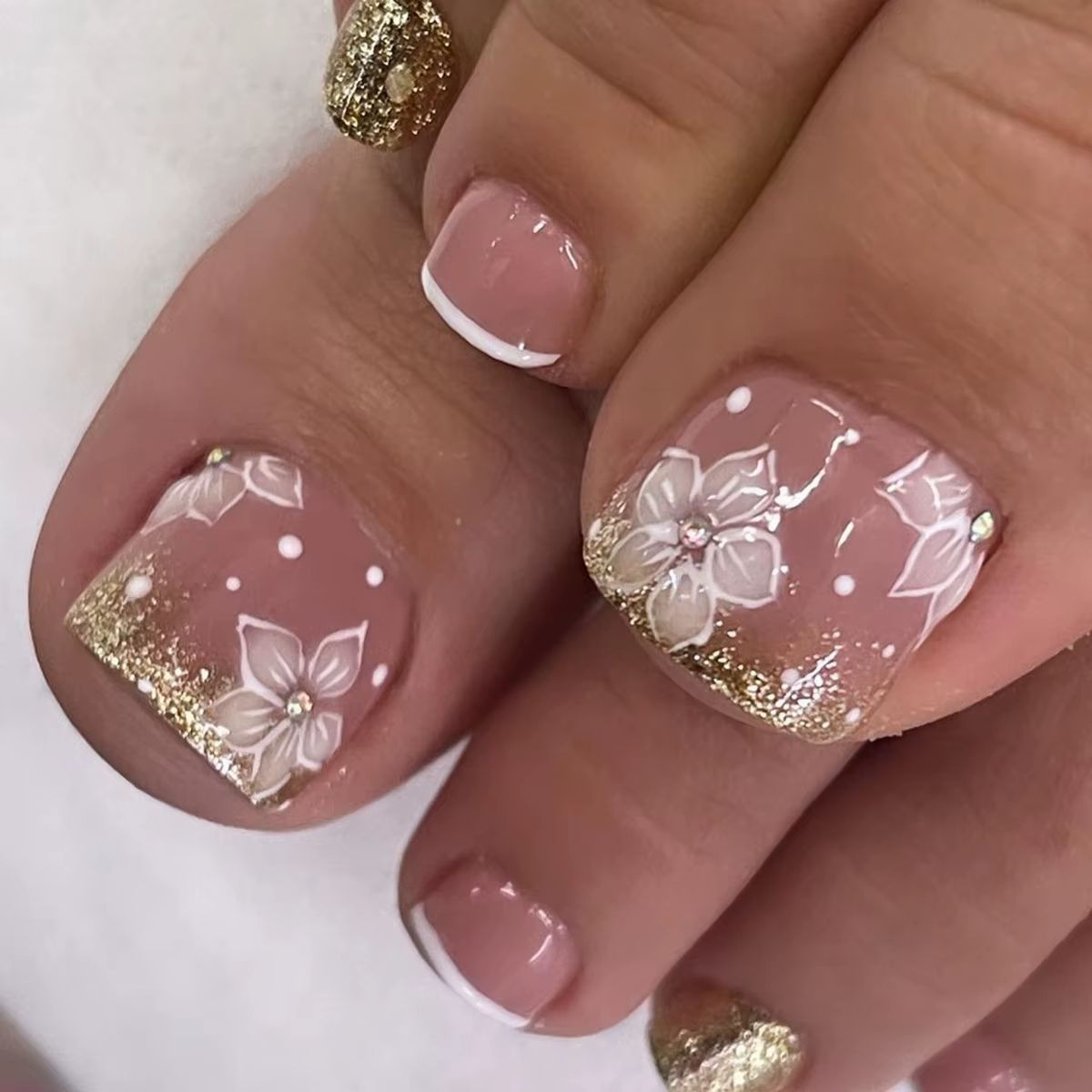 Nouvelles ongles artificiels à fleurs blanches avec feuille d'or, faux ongles français pour dames et