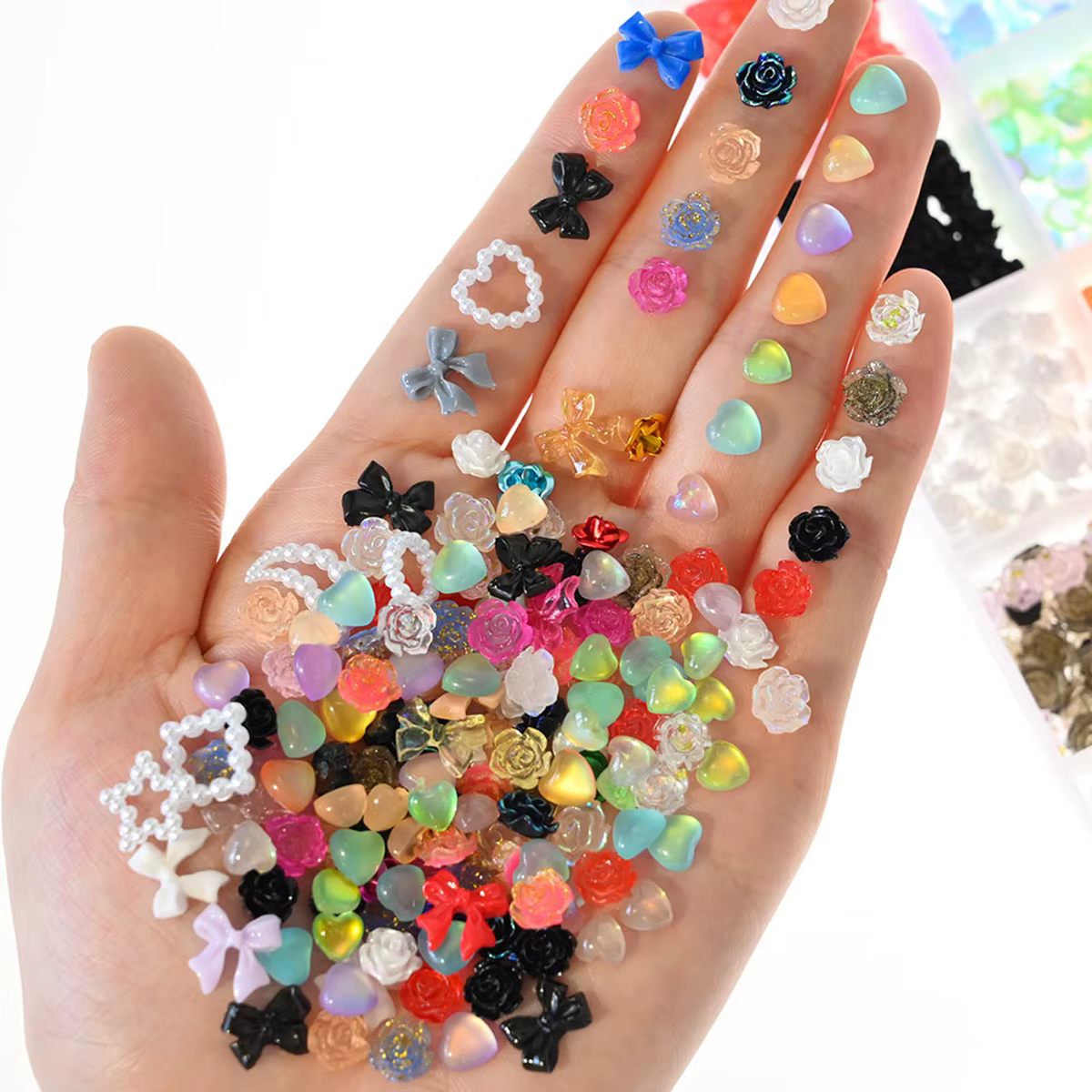 Breloques 3D en résine mélangée aléatoire, 50g, nœud/diamant pour Nail Art, formes de dessin animé, 