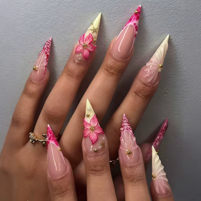 24 faux ongles longs décorés de gravures florales en trois dimensions, associés à de magnifiques mot