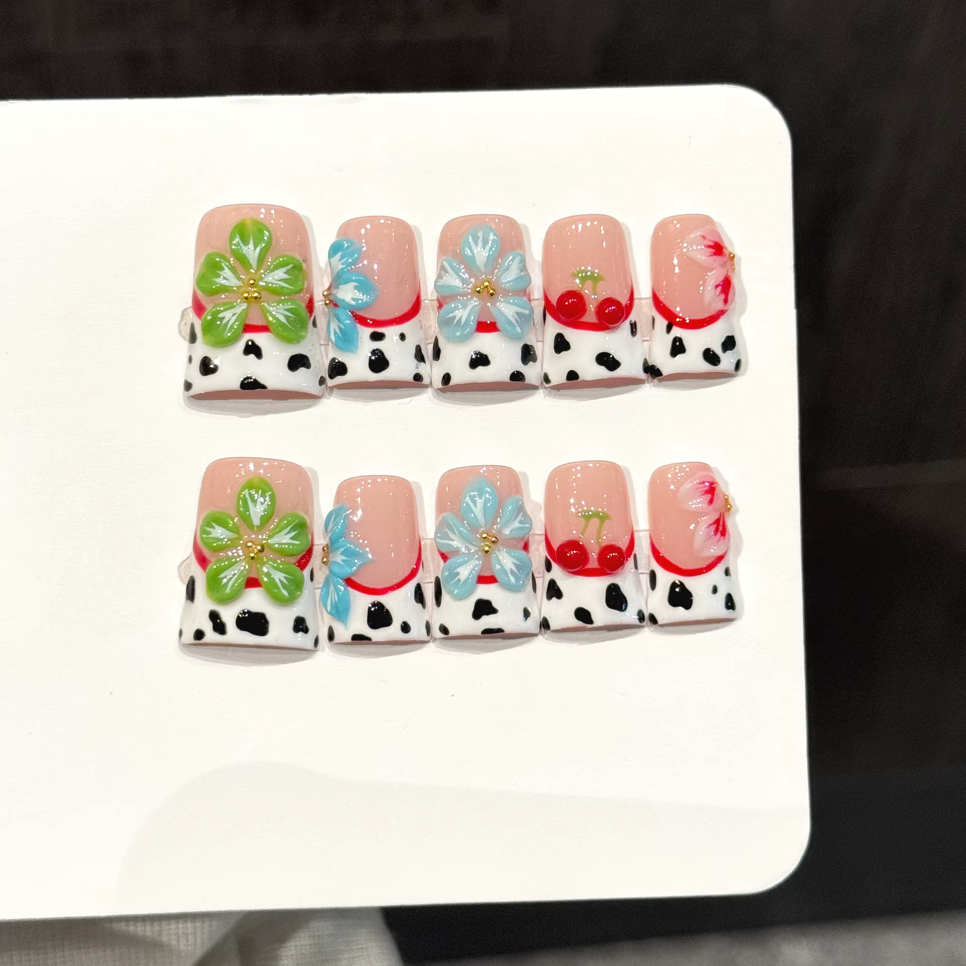 10 pièces d'ongles artificiels pressés à la main, jolis faux ongles, taches noires et blanches, fleu