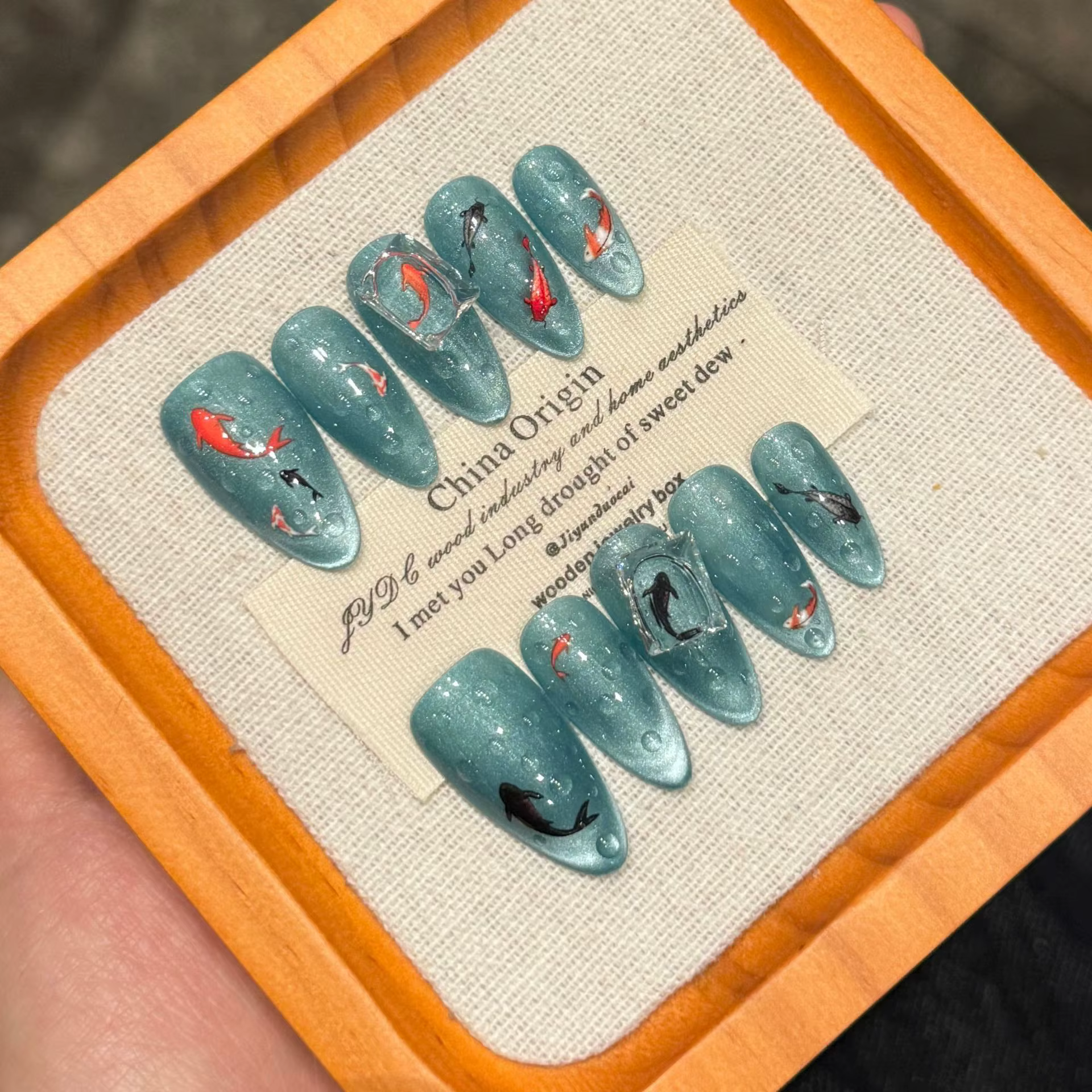 Presse à la main sur les ongles bonne chance poisson Style chinois faux ongles couverture complète p