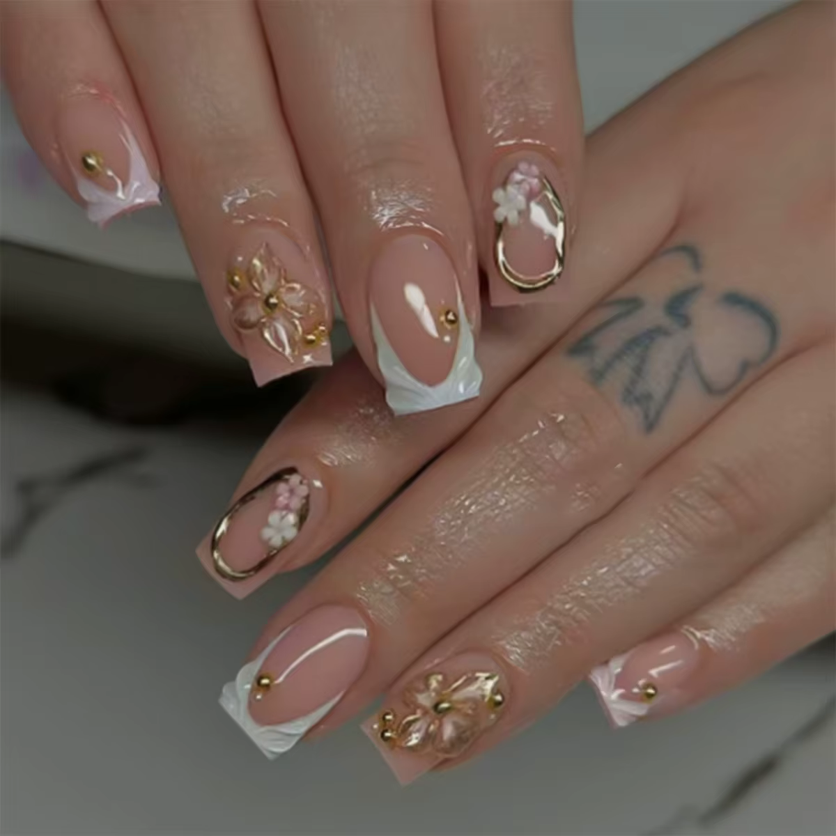 24 pièces français bleu faux ongles Art avec mode fleur Design court carré faux ongles conseils fini