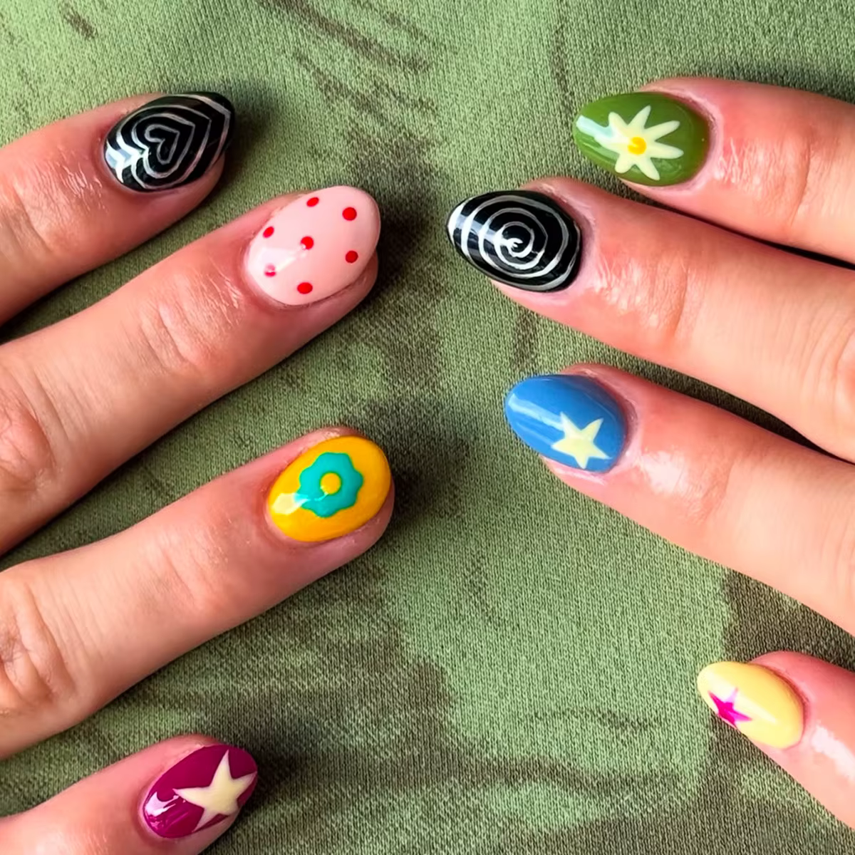 24 pièces faux ongles colorés doux Cool Dopamine presse sur Ins ongles court ovale tourbillon amour 