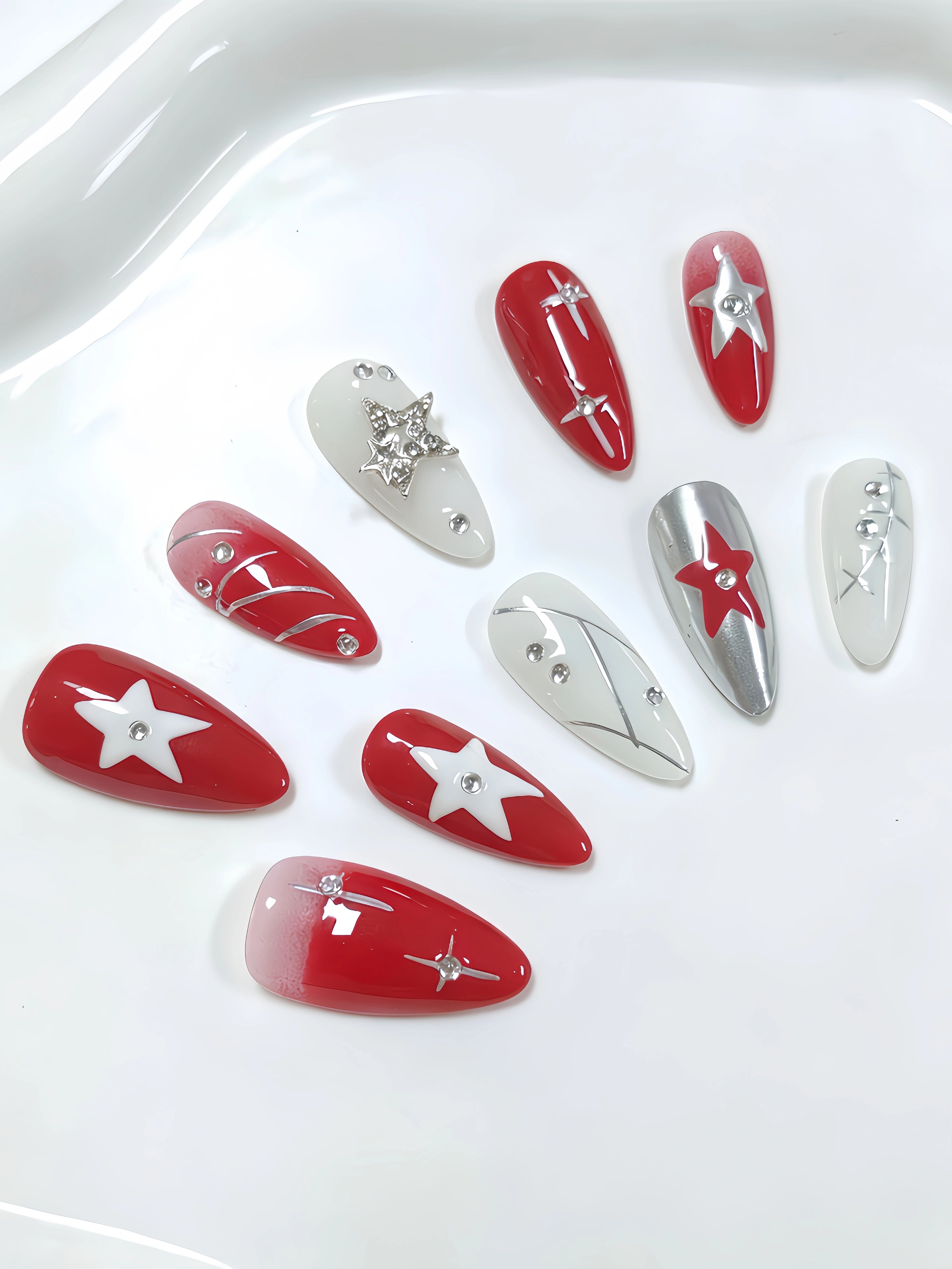 10 faux ongles de longueur moyenne en forme d'amande avec dégradé blanc laiteux et rouge, base argen