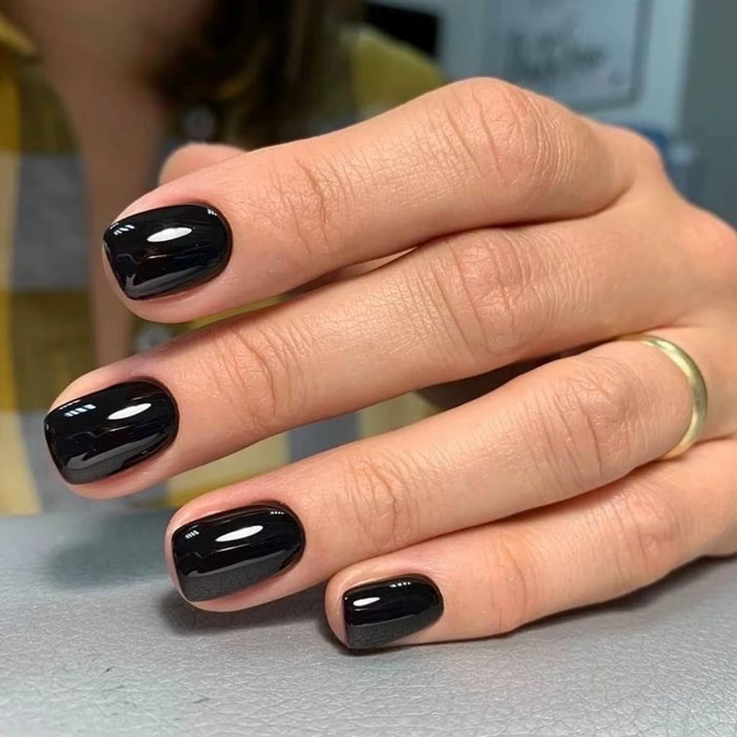 Améliorez instantané votre look avec un ensemble de faux ongles carrés courts noirs à couverture com