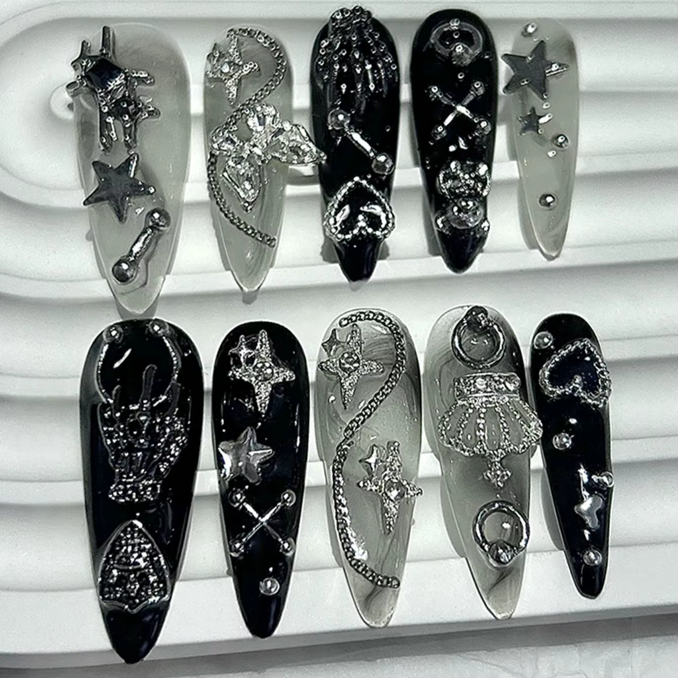 Jirai japonais épices filles presse à la main sur les ongles Y2K noir blanc longue pointe Nail Art 3