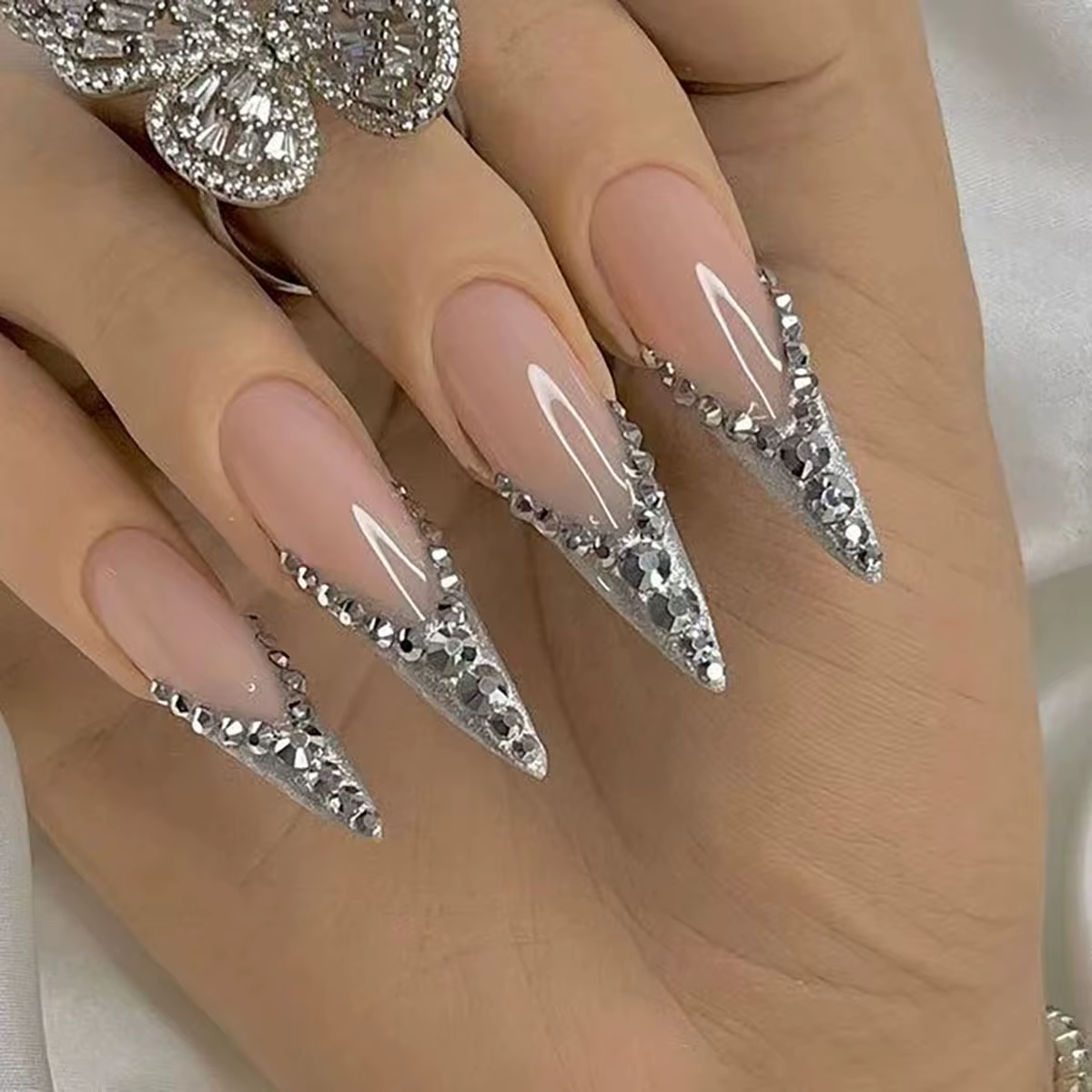 24 faux ongles français violets à paillettes, design dégradé ondulé, perles, longueur moyenne, prêts