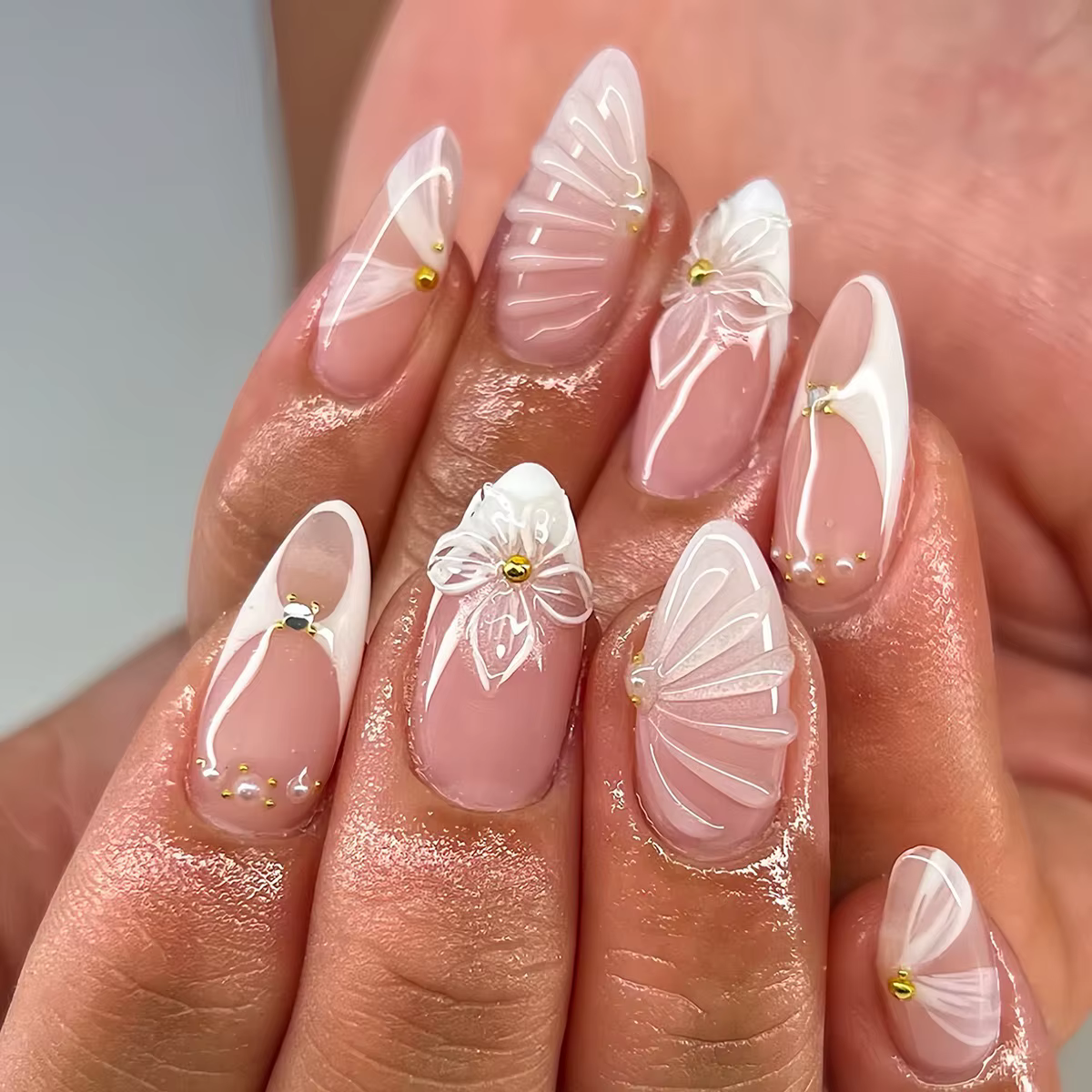 Faux ongles mi-longs avec fleurs 3D, 24 pièces, Design du bout des doigts, papillon doux, ondulation