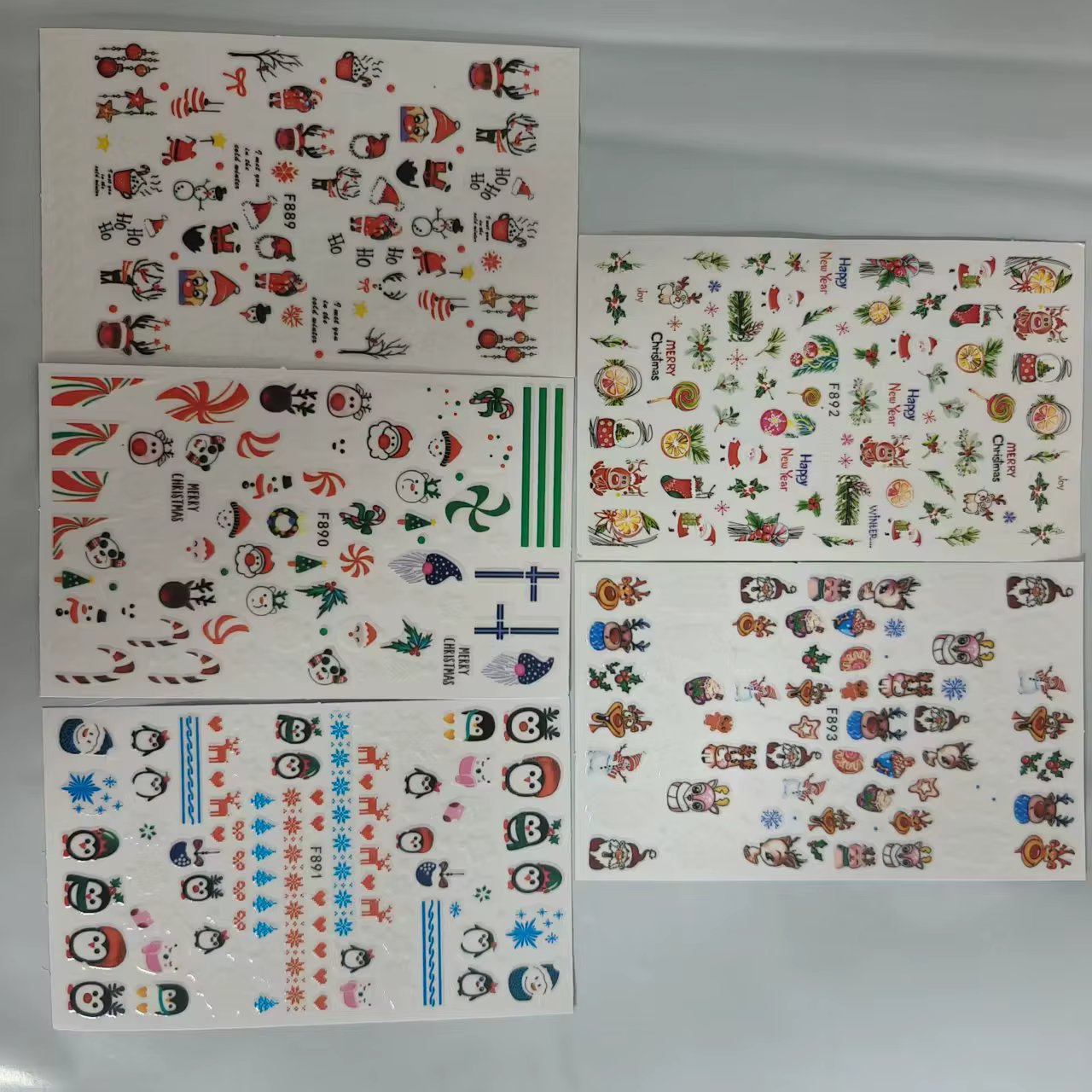 Autocollants pour ongles sur le thème de Noël avec des rennes, des flocons de neige et des motifs de
