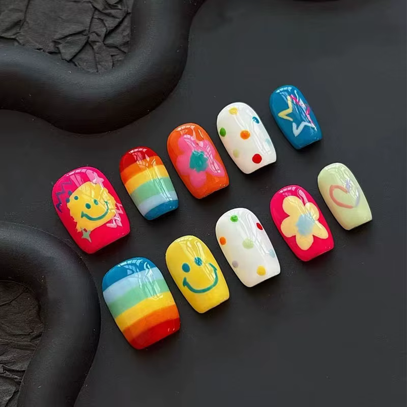 30 faux ongles amusants et mignons de style court à presser avec un design inspiré de la dopamine -