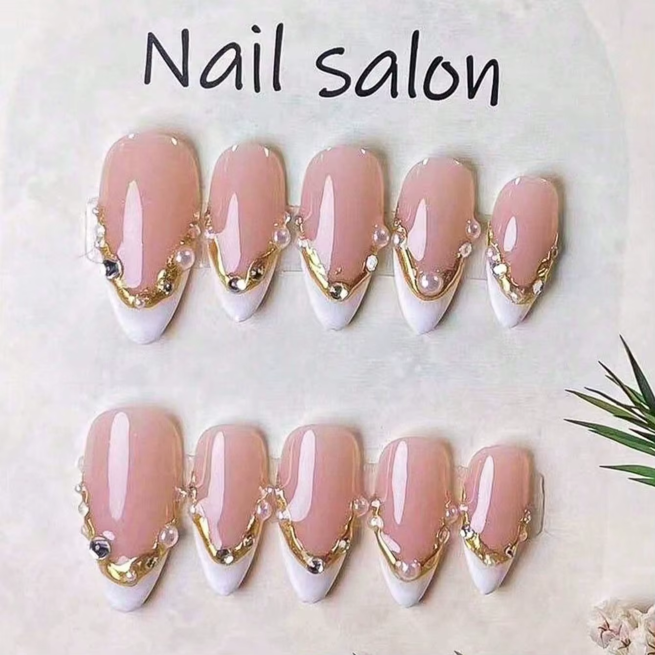 10 faux ongles faits à la main en forme d'amande, avec des pointes françaises blanches irrégulières