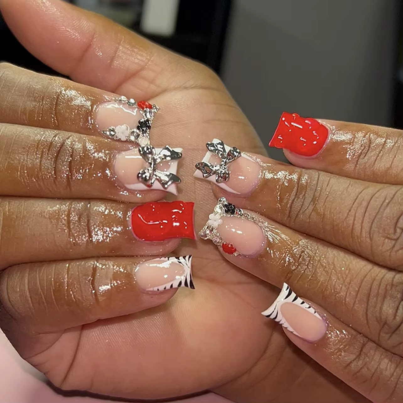24 faux ongles français imprimé léopard, motif floral marron, courts et carrés, avec design diamant,