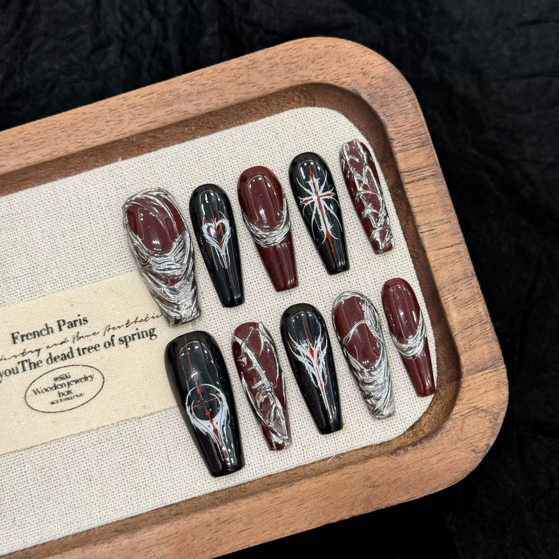 Presse faite à la main sur les ongles gothique foncé Y2K faux ongles portable argent rayure décor lo