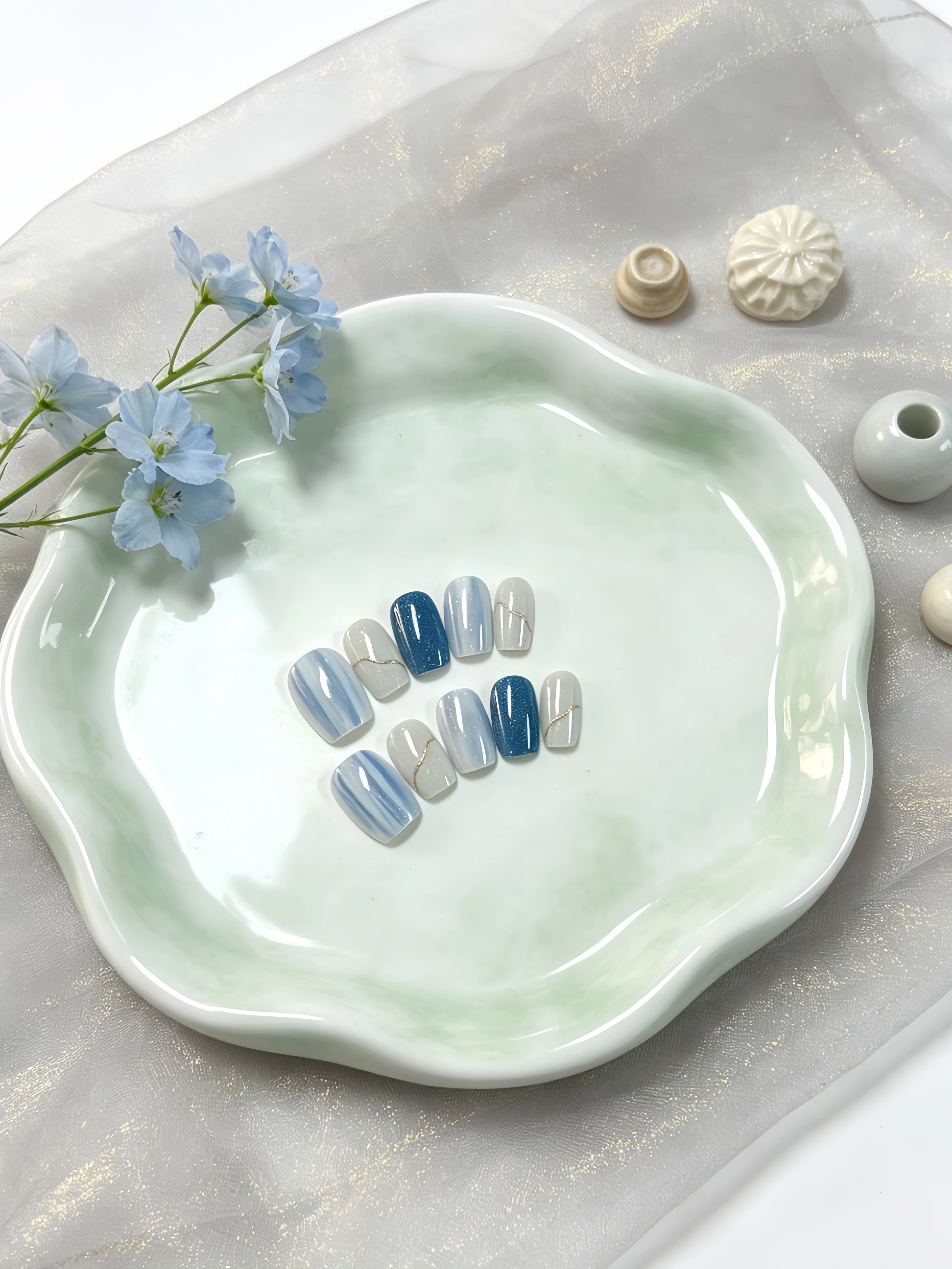 10 faux ongles carrés courts, aux couleurs principales blanc laiteux, bleu clair, bleu marine, gris 