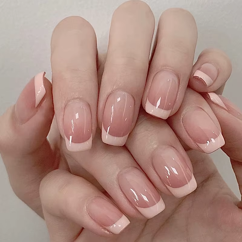 Faux ongles carrés courts pour femmes et filles, style français, couleur nude, pour usage quotidien,