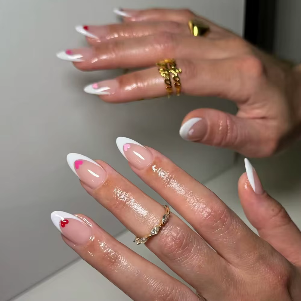24 pièces par ensemble. Ongles courts ovales blancs en forme de cœur, style Saint-Valentin.