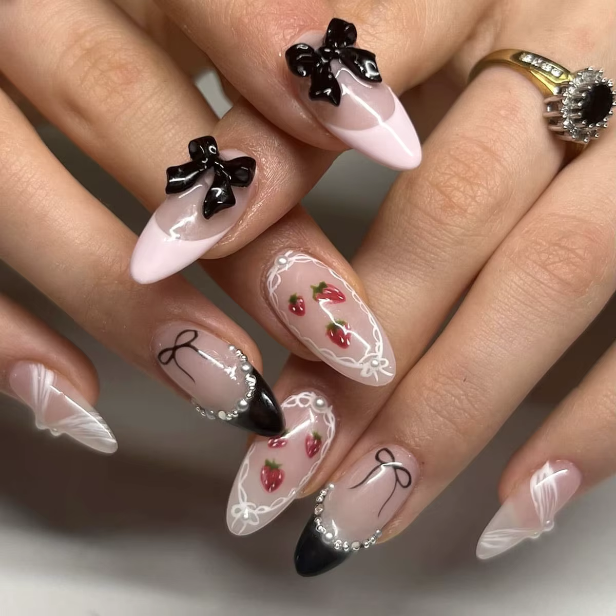Lot de 24 faux ongles amande français marron mi-longs à presser, avec pois blancs, nœud 3D et perles