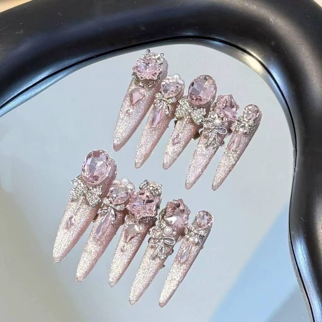 Faux ongles de luxe à presser, faits main, œil de chat, rose, forme stiletto, style élégant et moder