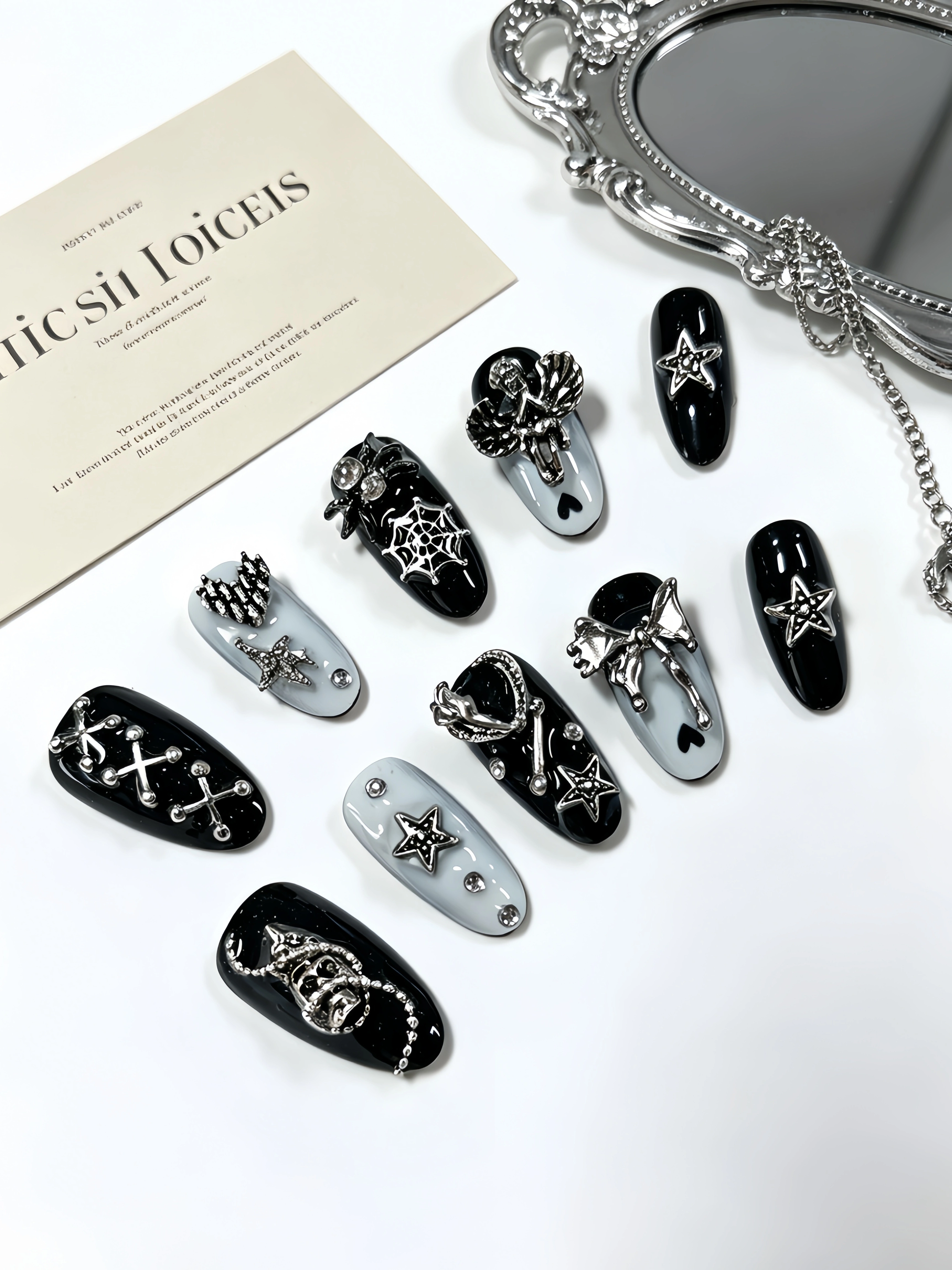 10 faux ongles noirs en forme d'amande, style noir et blanc avec ornements en forme de cœur avec cha