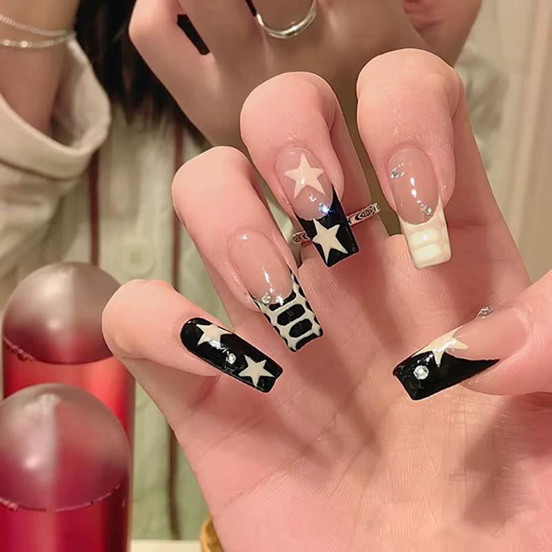 Faux ongles carrés courts Style Y2K, 24 pièces, pointes françaises blanches/noires, motifs étoiles e