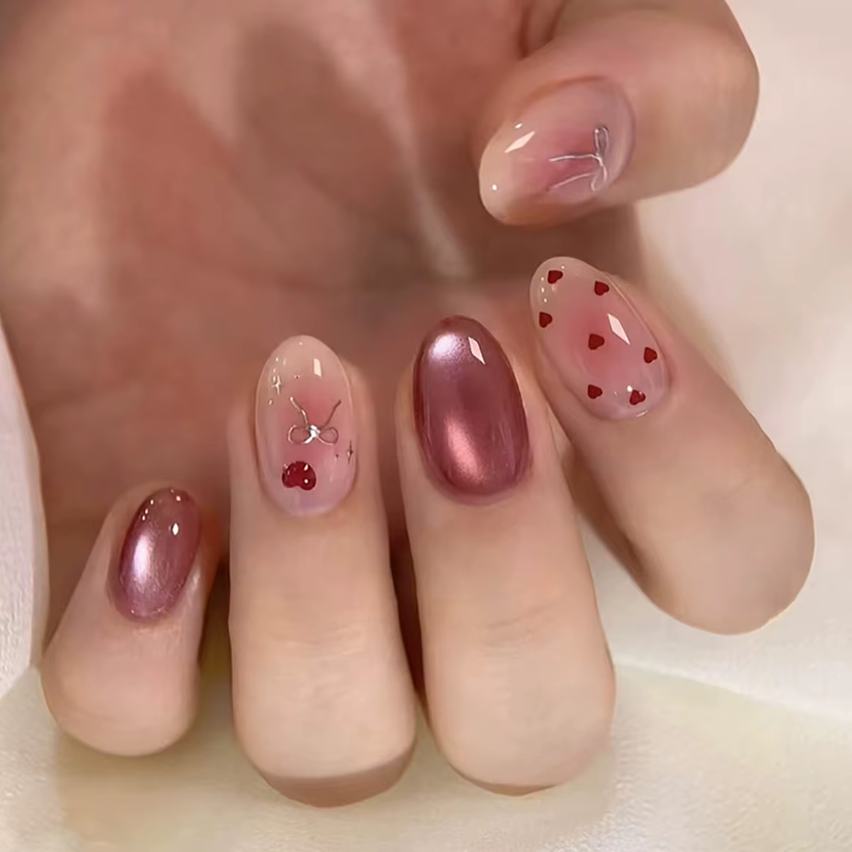 24 ongles ronds courts faits à la main. Rose transparent avec des yeux de chat brun-rougeâtre, des n