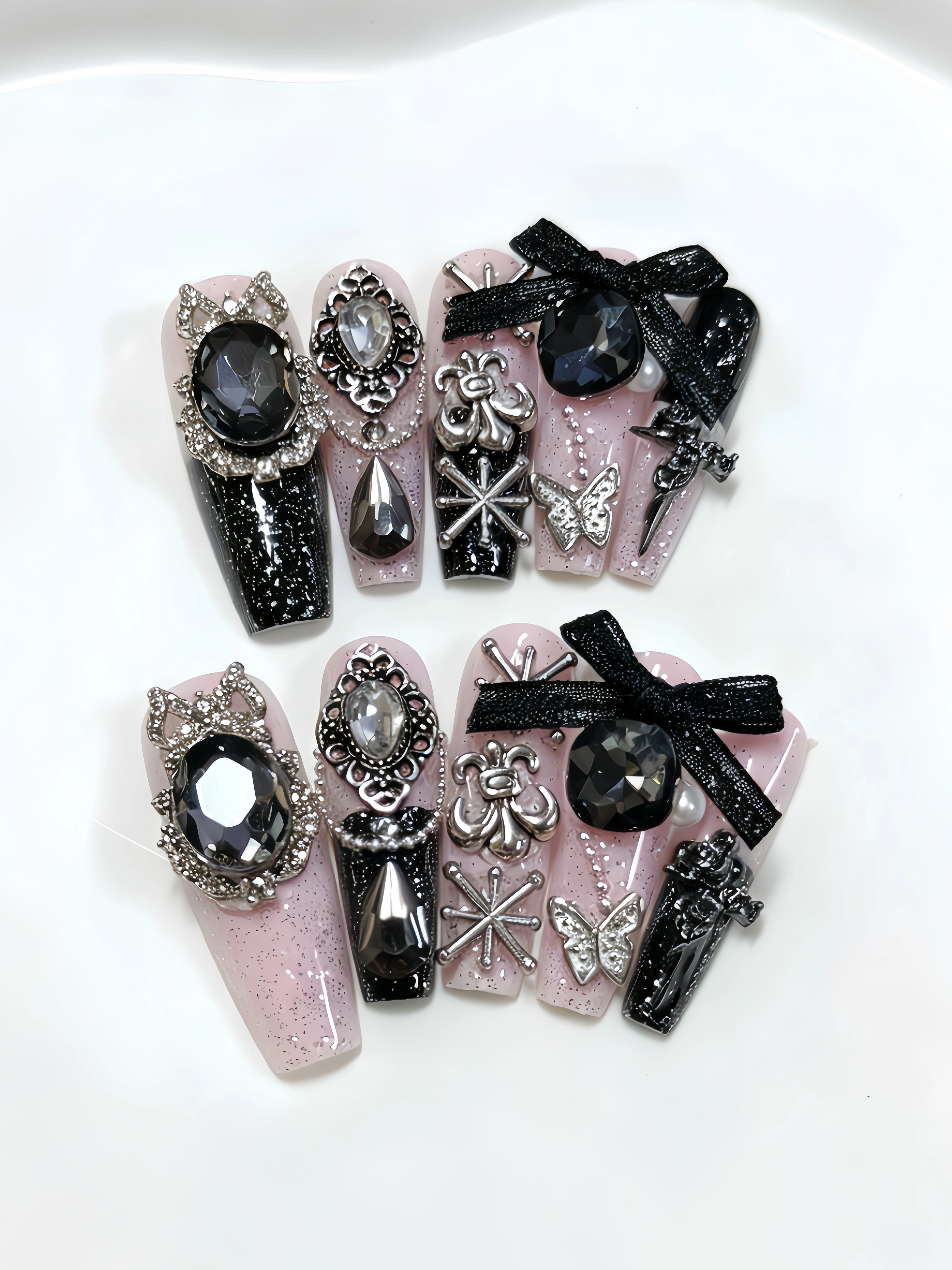 10 faux ongles trapézoïdaux de longueur moyenne, avec noir et rose comme couleurs principales, ornés