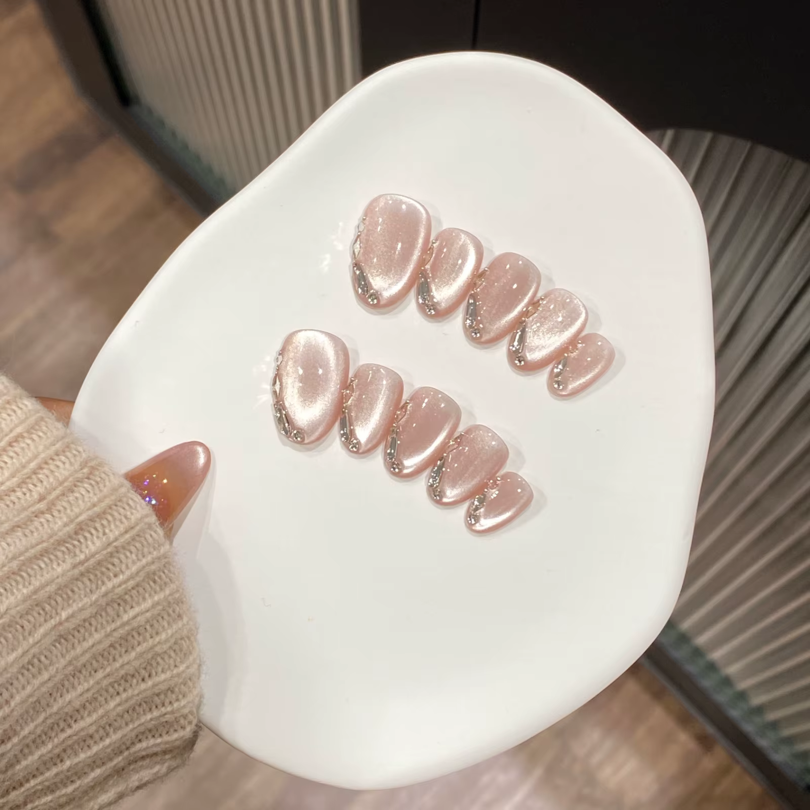 10 faux ongles courts ovales à couverture complète en verre œil-de-chat, faits à la main, avec chaîn