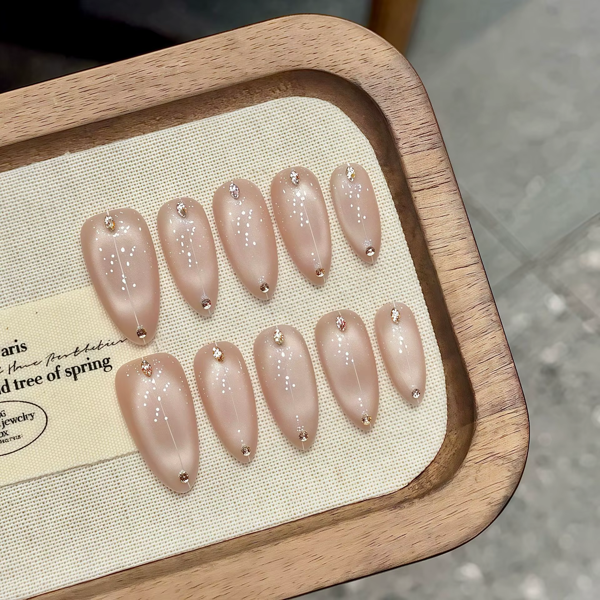 Presse nue faite à la main sur les ongles Cateye amande conception Simple portable acrylique faux on