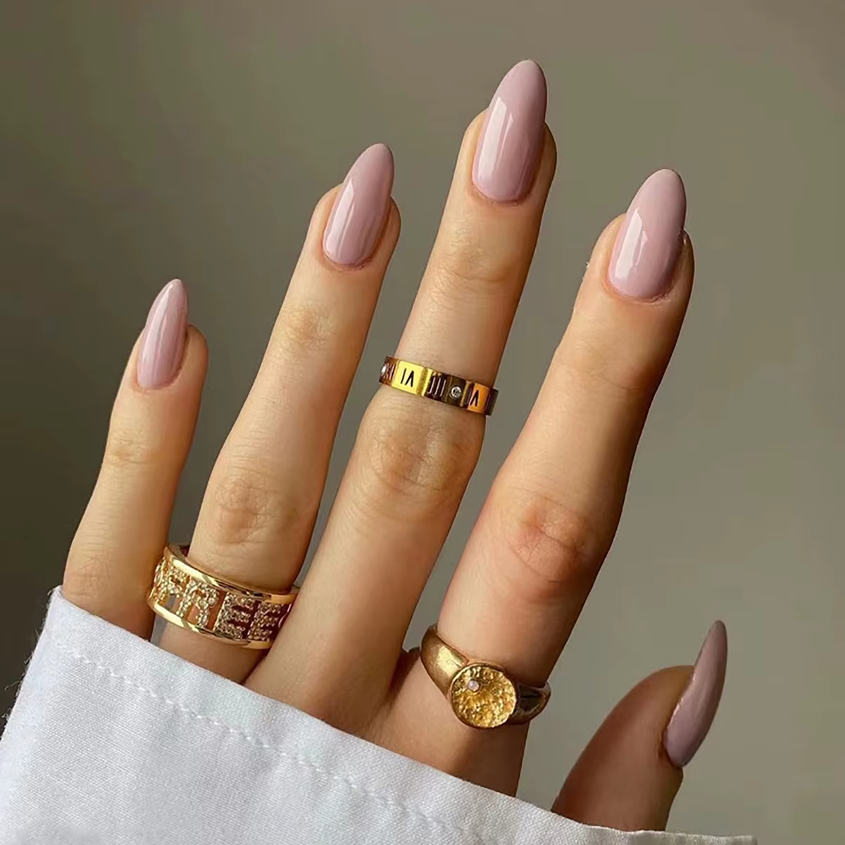 24 ongles d'amande faits à la main avec une finition beige nude brillante. Un look naturel «mes ongl