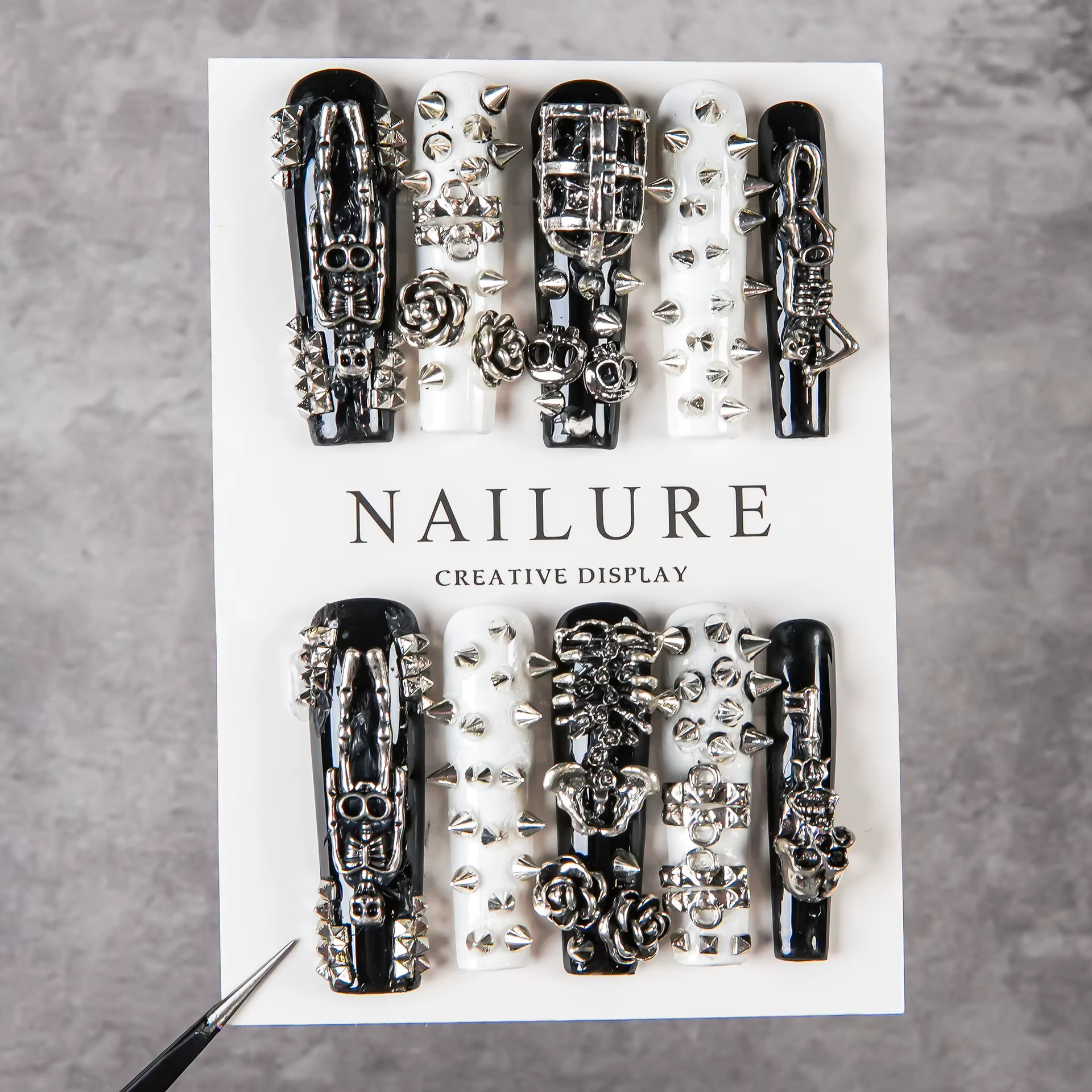 Faux ongles à presser extra longs, forme cercueil, noir et blanc, avec clous 3D en métal, motif sque