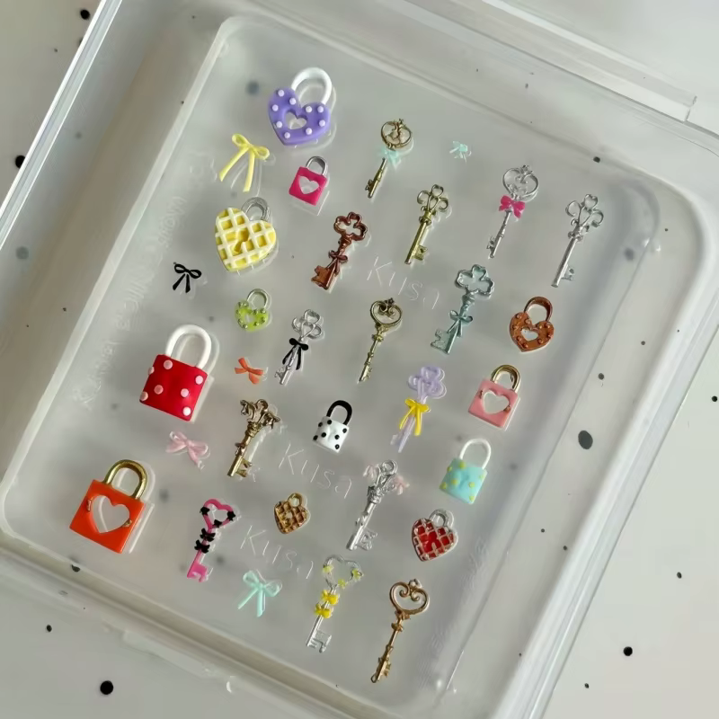 Un moule à ongles de dessin animé, porte-clés, serrure d'amour, bouton étoile, bouton de forme irrég