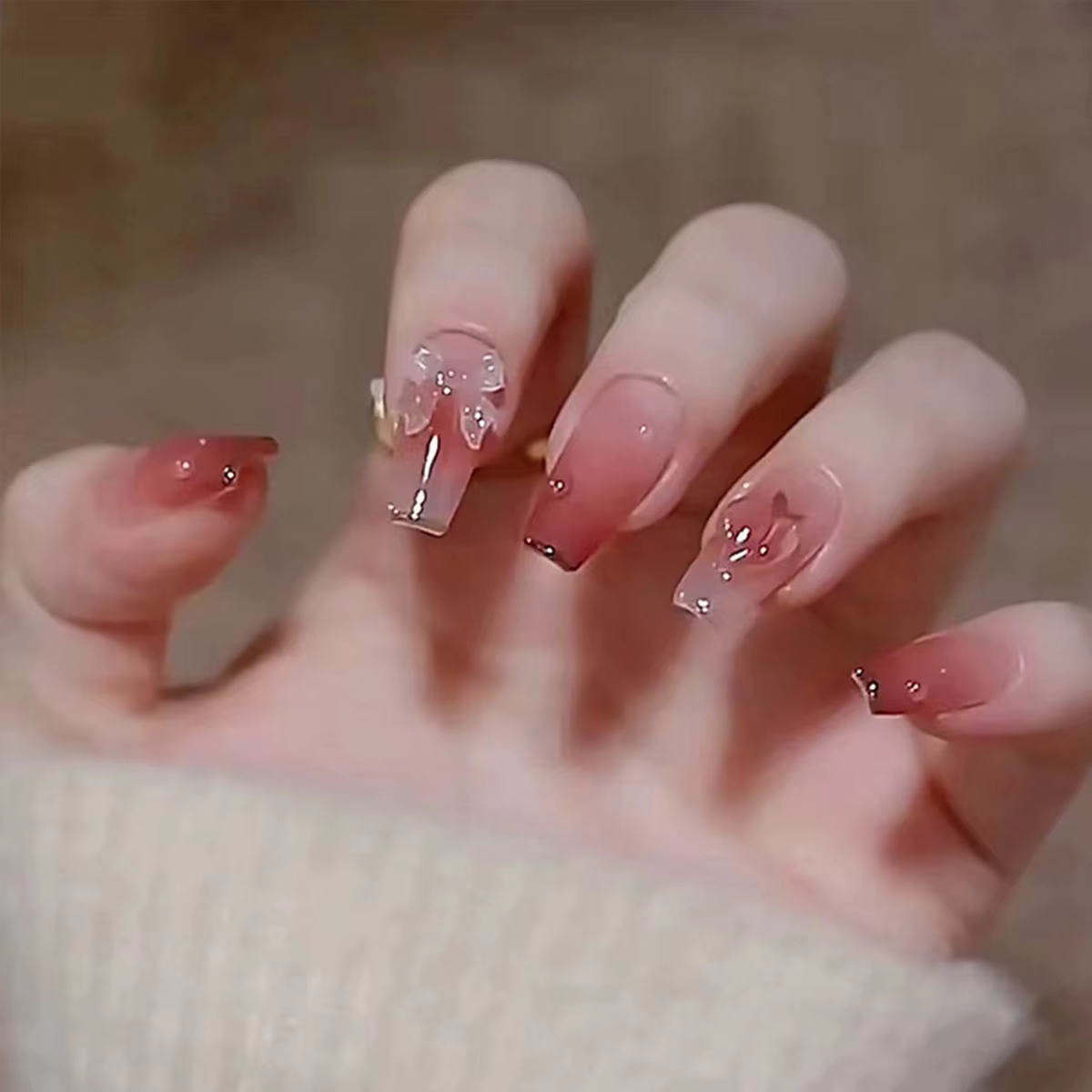 24 morceaux d'ongles à pression trapézoïdaux courts, associés à 1 morceau de colle gelée et 1 lime à