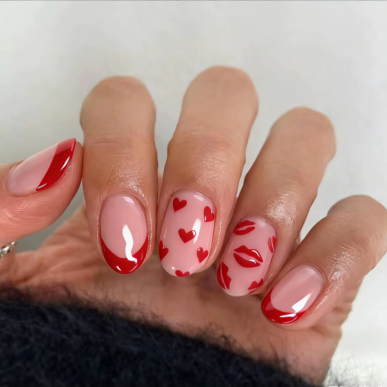Faux ongles courts en forme d'amande, avec nœud papillon et petits motifs de points, en acrylique, p