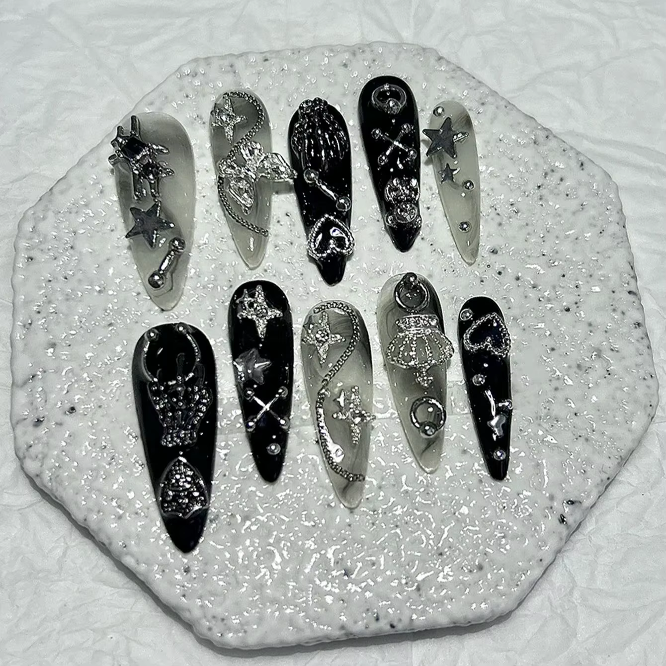 Jirai japonais épices filles presse à la main sur les ongles Y2K noir blanc longue pointe Nail Art 3