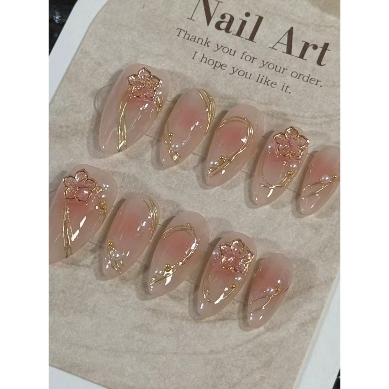 Pièces de Nail Art en forme d'amande faites à la main, incrustées de bandes de fleurs dorées détacha