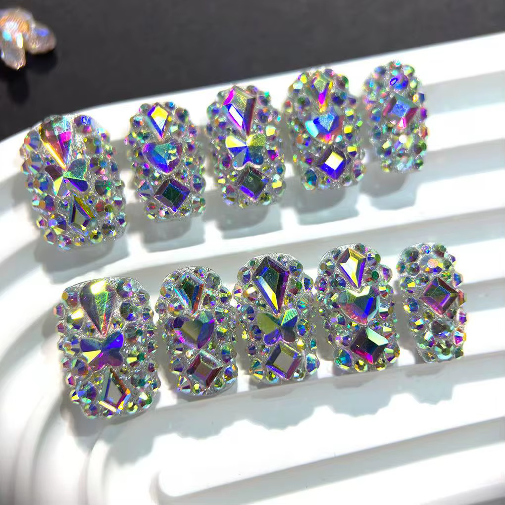 10 pièces haut de gamme AB plein de diamants colorés faux ongles faits à la main, art d'ongle court 