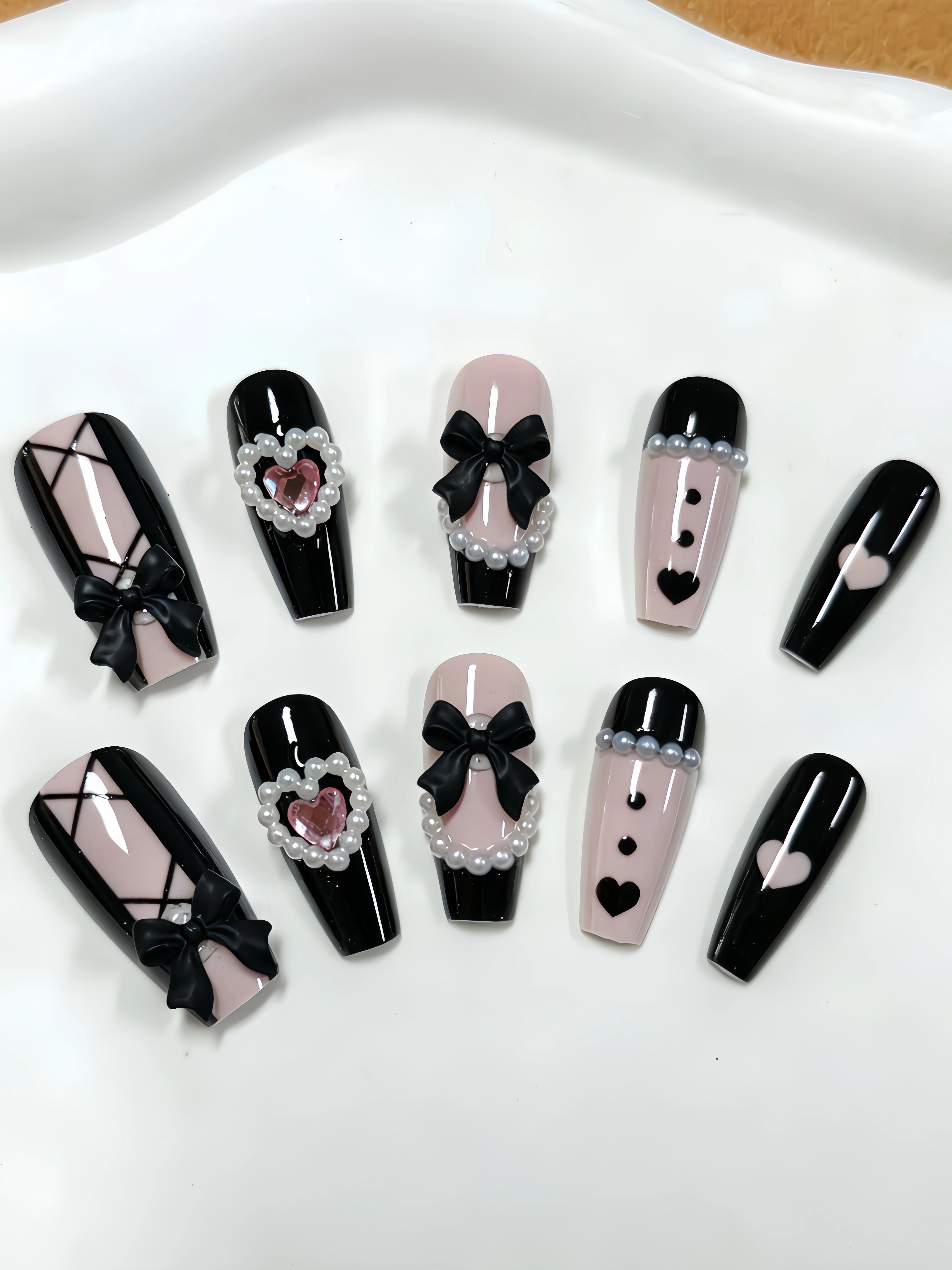 10 faux ongles trapézoïdaux de longueur moyenne, avec noir et rose comme couleurs principales, patch